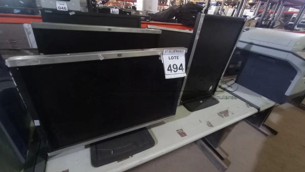 LOTE 494 - 04 MONITORES MARCA HP E 01 MONITOR MARCA LENOVO. (NO ESTADO) ATENÇÃO! FAZER A VISITAÇÃO ANTES DE ARREMATAR, NÃO SABEMOS SE FUNCIONA, LEILÃO NÃO TEM GARANTIA E NEM DEVOLUÇÃO, SUJEITO A POSSÍVEIS AVARIAS VISÍVEIS/OCULTAS E/OU AUSÊNCIA DE COMPONENTES.
