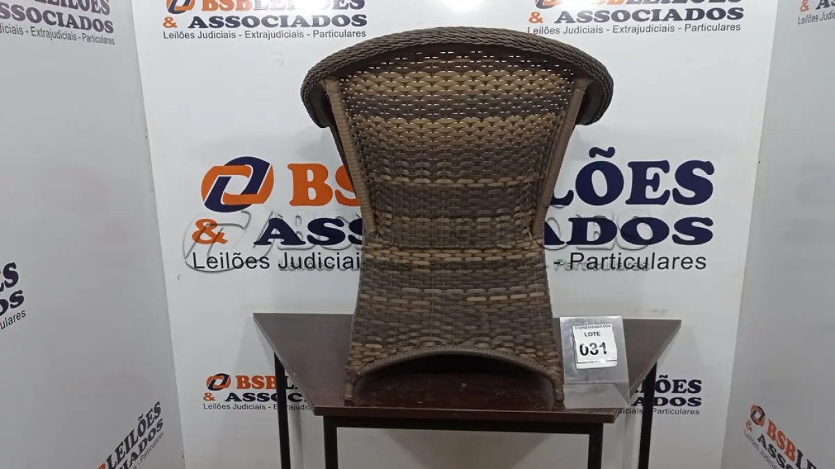 LOTE 031 - 01 POLTRONA DE JARDIM. (NO ESTADO EM QUE SE ENCONTRA. SUJEITO A AVARIAS OCULTAS/VISÍVEIS.) BF8576L