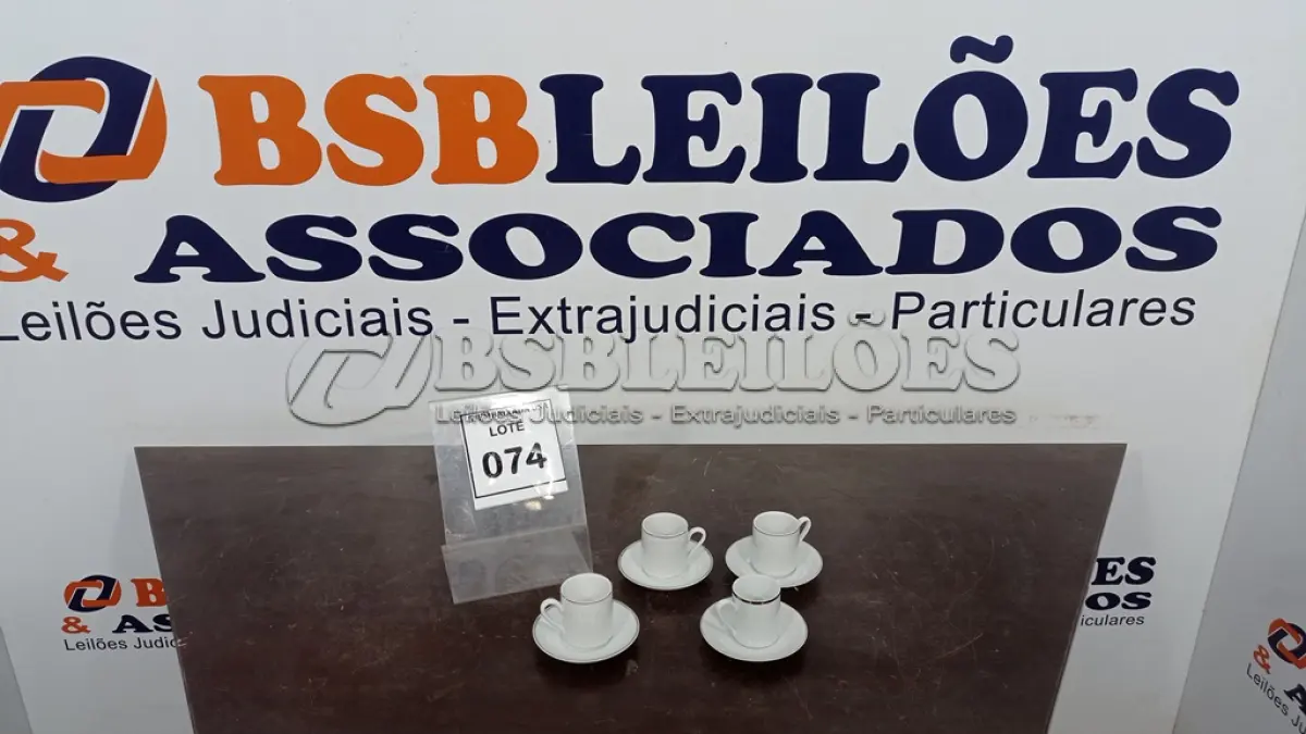 LOTE 074 - 04 XÍCARAS COM 04 PIRES. (NO ESTADO EM QUE SE ENCONTRA. SUJEITO A AVARIAS OCULTAS/VISÍVEIS.)