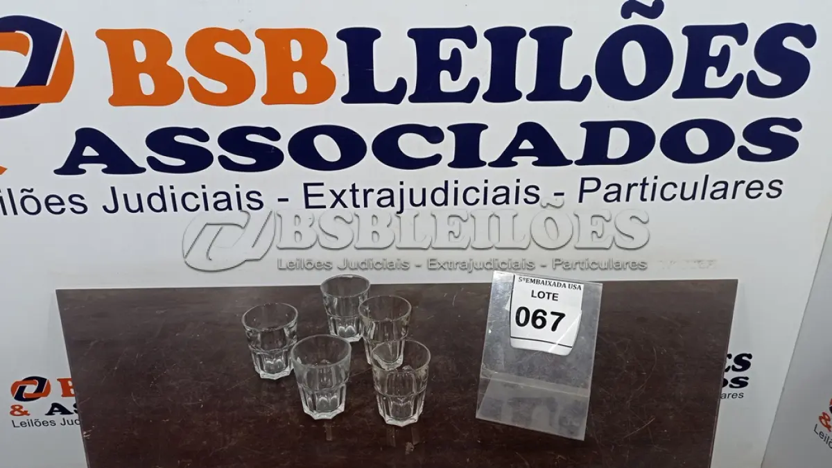 LOTE 067 - 05 COPOS DE VIDRO. (NO ESTADO EM QUE SE ENCONTRA. SUJEITO A AVARIAS OCULTAS/VISÍVEIS.)