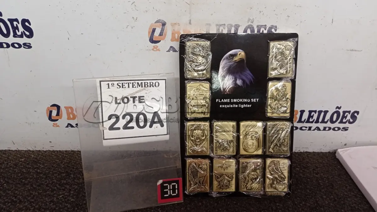 LOTE 220 - 01 KIT COM 12 ISQUEIROS TIPO ZIPPO PERSONALIZADOS. (NO ESTADO) ATENÇÃO! FAZER A VISITAÇÃO ANTES DE ARREMATAR, NÃO SABEMOS SE FUNCIONA, LEILÃO NÃO TEM GARANTIA E NEM DEVOLUÇÃO, SUJEITO A POSSÍVEIS AVARIAS VISÍVEIS/OCULTAS E/OU AUSÊNCIA DE COMPONENTES.