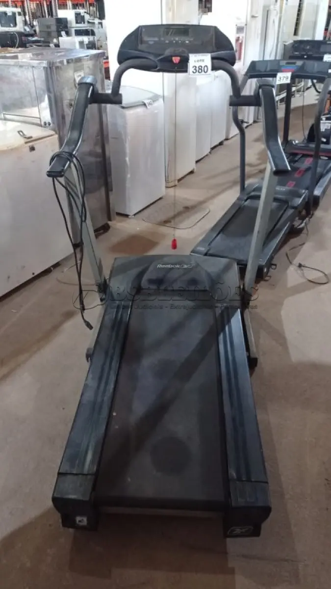 LOTE 380 - 01 ESTEIRA ERGOMÉTRICA MARCA REEBOK. (NO ESTADO) ATENÇÃO! FAZER A VISITAÇÃO ANTES DE ARREMATAR, NÃO SABEMOS SE FUNCIONA, LEILÃO NÃO TEM GARANTIA E NEM DEVOLUÇÃO, SUJEITO A POSSÍVEIS AVARIAS VISÍVEIS/OCULTAS E/OU AUSÊNCIA DE COMPONENTES.