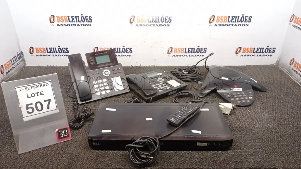 LOTE 507 - 02 APARELHOS DE TELEFONE IP, 01 BLUE RAY E 01 APARELHO DE ÁUDIO CONFERENCIA POLYCOM. (NO ESTADO) ATENÇÃO! FAZER A VISITAÇÃO ANTES DE ARREMATAR, NÃO SABEMOS SE FUNCIONA, LEILÃO NÃO TEM GARANTIA E NEM DEVOLUÇÃO, SUJEITO A POSSÍVEIS AVARIAS VISÍVEIS/OCULTAS E/OU AUSÊNCIA DE COMPONENTES.