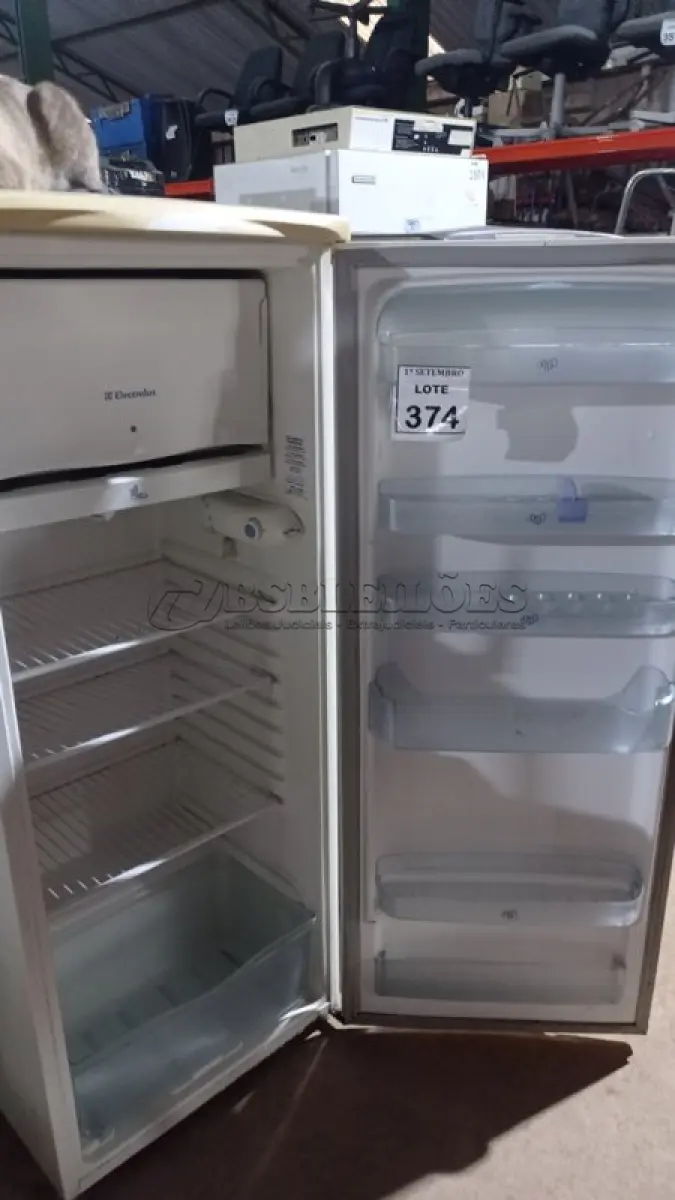 LOTE 374 - 01 GELADEIRA MARCA ELECTROLUX 220V. (NO ESTADO) ATENÇÃO! FAZER A VISITAÇÃO ANTES DE ARREMATAR, NÃO SABEMOS SE FUNCIONA, LEILÃO NÃO TEM GARANTIA E NEM DEVOLUÇÃO, SUJEITO A POSSÍVEIS AVARIAS VISÍVEIS/OCULTAS E/OU AUSÊNCIA DE COMPONENTES.