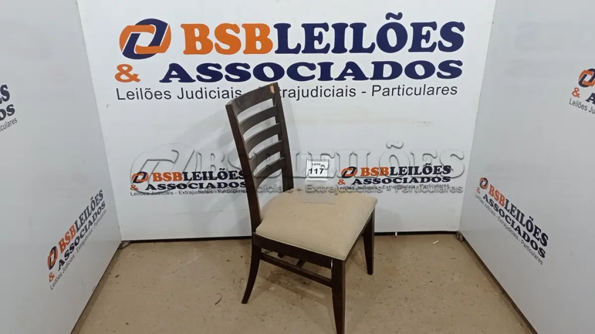 LOTE 117 - 01 CADEIRA DE JANTAR. (NO ESTADO EM QUE SE ENCONTRA. SUJEITO A AVARIAS OCULTAS/VISÍVEIS.) AU2145K