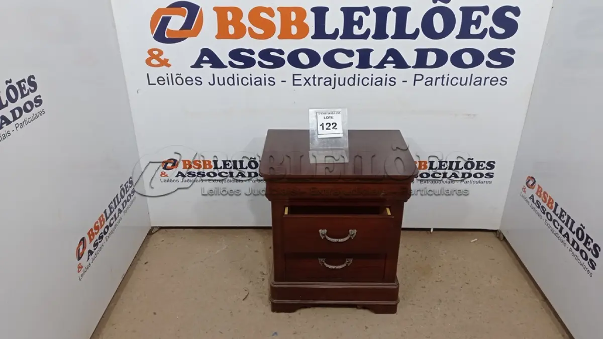 LOTE 122 - 01 MESA DE CABECEIRA. (NO ESTADO EM QUE SE ENCONTRA. SUJEITO A AVARIAS OCULTAS/VISÍVEIS.) AV9356R