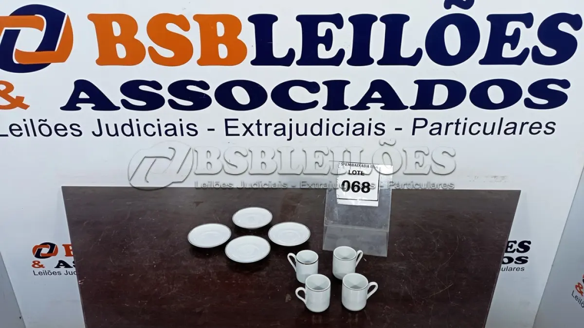 LOTE 068 - 04 XÍCARAS COM 04 PIRES. (NO ESTADO EM QUE SE ENCONTRA. SUJEITO A AVARIAS OCULTAS/VISÍVEIS.)