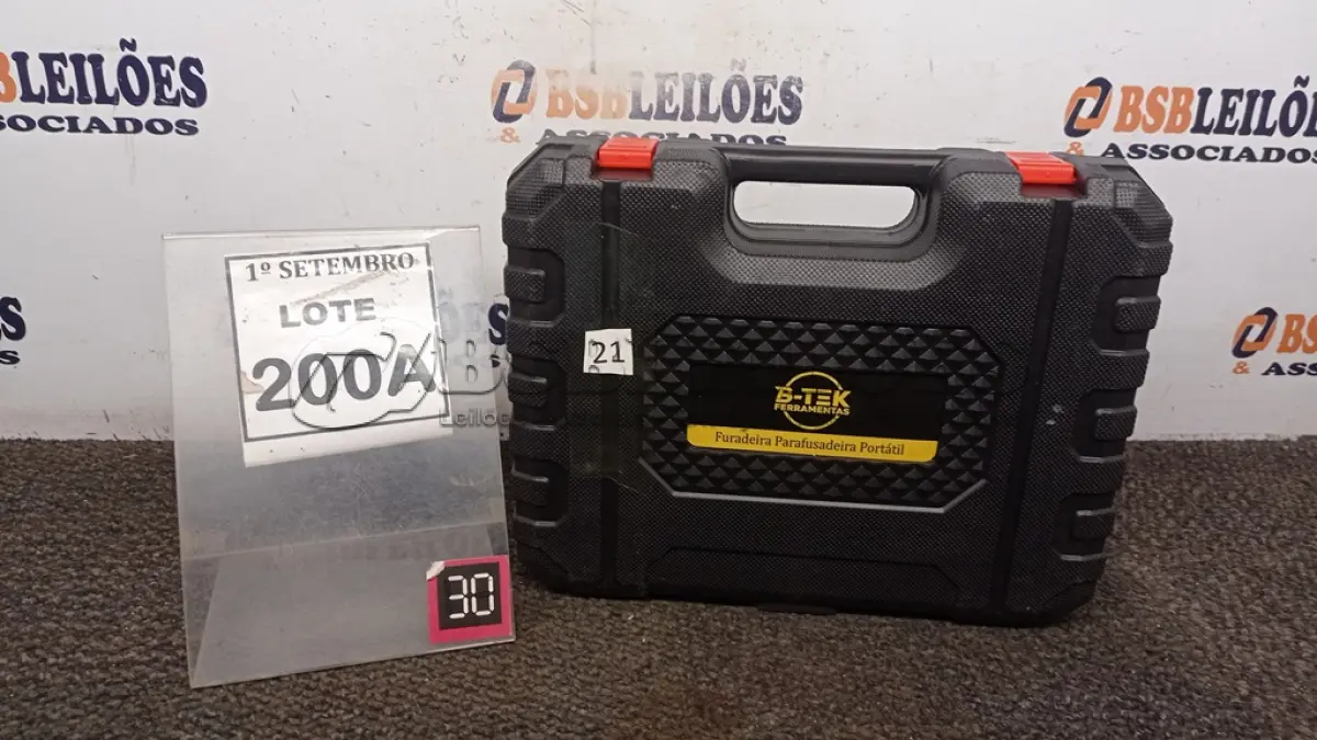LOTE 200 - 01 PARAFUSADEIRA 36V DUAS BATERIAS COM MALETA E BITS. (NO ESTADO) ATENÇÃO! FAZER A VISITAÇÃO ANTES DE ARREMATAR, NÃO SABEMOS SE FUNCIONA, LEILÃO NÃO TEM GARANTIA E NEM DEVOLUÇÃO, SUJEITO A POSSÍVEIS AVARIAS VISÍVEIS/OCULTAS E/OU AUSÊNCIA DE COMPONENTES.