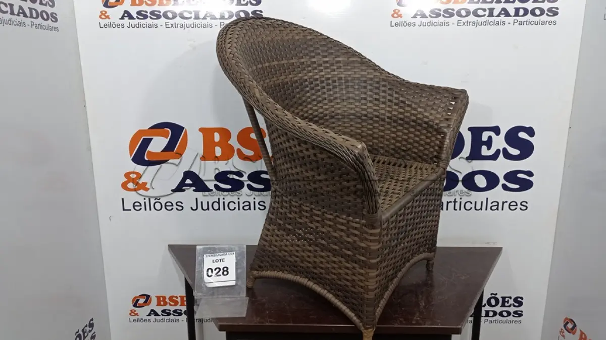LOTE 028 - 01 CADEIRA DE JARDIM. (NO ESTADO EM QUE SE ENCONTRA. SUJEITO A AVARIAS OCULTAS/VISÍVEIS.) AV9336E