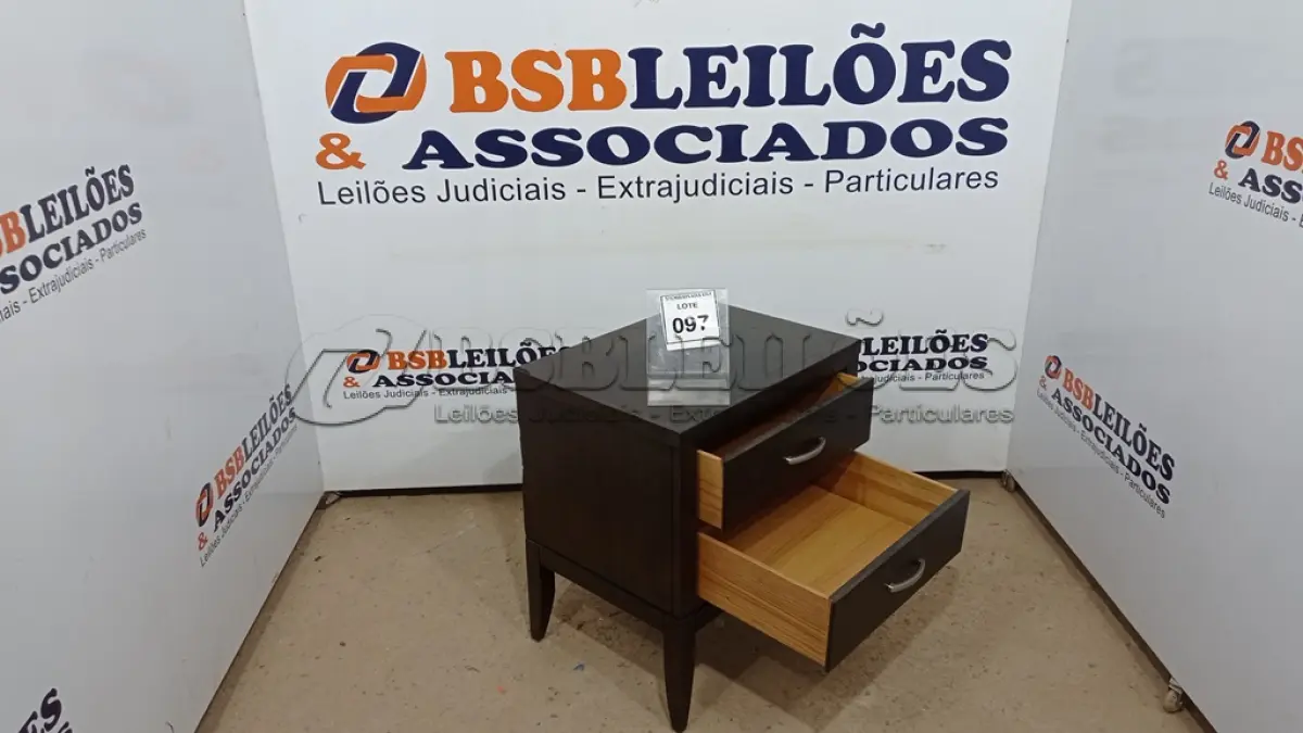 LOTE 097 - 01 MESA DE CABECEIRA. (NO ESTADO EM QUE SE ENCONTRA. SUJEITO A AVARIAS OCULTAS/VISÍVEIS.) BJ6878X