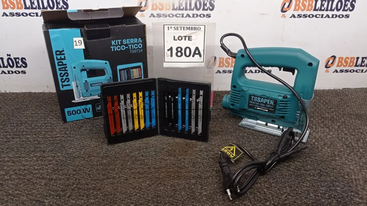 LOTE 180 - 01 KIT SERRA TICO-TICO 220V 500W + MALETA COM 14 SERRAS PARA MEDEIRA E METAL. (NO ESTADO) ATENÇÃO! FAZER A VISITAÇÃO ANTES DE ARREMATAR, NÃO SABEMOS SE FUNCIONA, LEILÃO NÃO TEM GARANTIA E NEM DEVOLUÇÃO, SUJEITO A POSSÍVEIS AVARIAS VISÍVEIS/OCULTAS E/OU AUSÊNCIA DE COMPONENTES.