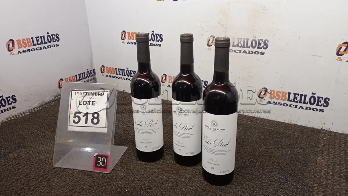 LOTE 518 - 03 GARRAFAS DE VINHO TINTO VALA REAL PORTUGUÊS SAFRA 2019 750ML. (NO ESTADO) ATENÇÃO! FAZER A VISITAÇÃO ANTES DE ARREMATAR, NÃO SABEMOS SE FUNCIONA, LEILÃO NÃO TEM GARANTIA E NEM DEVOLUÇÃO, SUJEITO A POSSÍVEIS AVARIAS VISÍVEIS/OCULTAS E/OU AUSÊNCIA DE COMPONENTES.
