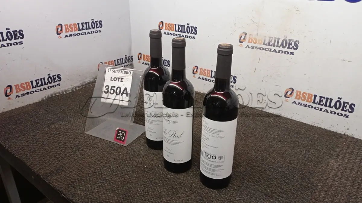 LOTE 350 - 03 GARRAFAS DE VINHO TINTO VALA REAL PORTUGUÊS SAFRA 2019 750ML. (NO ESTADO) ATENÇÃO! FAZER A VISITAÇÃO ANTES DE ARREMATAR, NÃO SABEMOS SE FUNCIONA, LEILÃO NÃO TEM GARANTIA E NEM DEVOLUÇÃO, SUJEITO A POSSÍVEIS AVARIAS VISÍVEIS/OCULTAS E/OU AUSÊNCIA DE COMPONENTES.