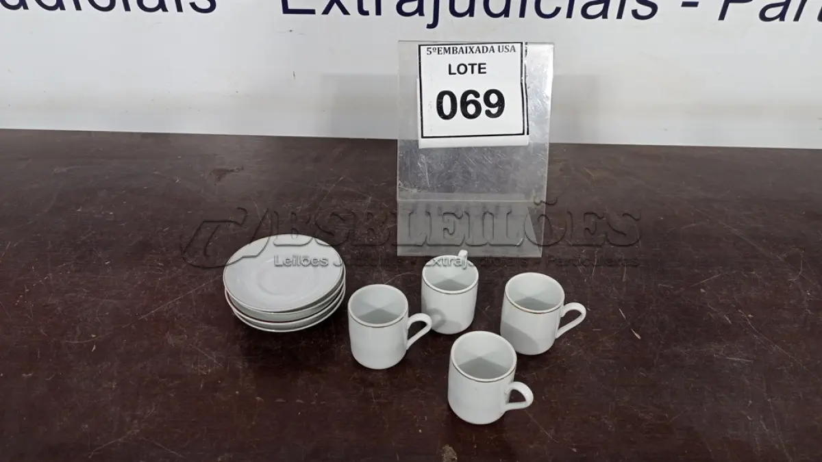 LOTE 069 - 04 XÍCARAS COM 04 PIRES. (NO ESTADO EM QUE SE ENCONTRA. SUJEITO A AVARIAS OCULTAS/VISÍVEIS.)