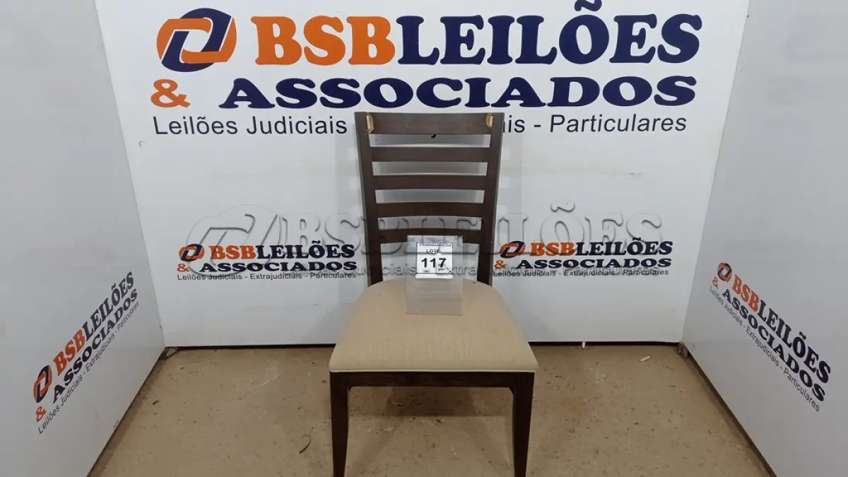 LOTE 117 - 01 CADEIRA DE JANTAR. (NO ESTADO EM QUE SE ENCONTRA. SUJEITO A AVARIAS OCULTAS/VISÍVEIS.) AU2145K