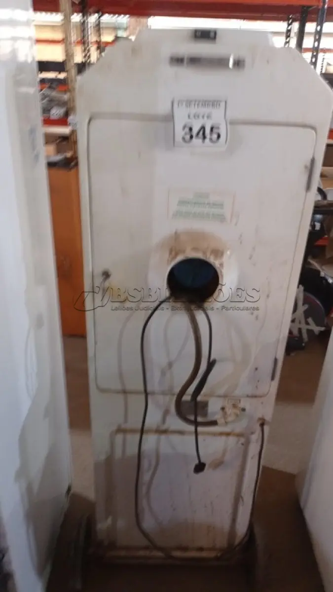 LOTE 345 - 01 MÁQUINA DE FAZER SUCO DE LARANJA. (NO ESTADO) ATENÇÃO! FAZER A VISITAÇÃO ANTES DE ARREMATAR, NÃO SABEMOS SE FUNCIONA, LEILÃO NÃO TEM GARANTIA E NEM DEVOLUÇÃO, SUJEITO A POSSÍVEIS AVARIAS VISÍVEIS/OCULTAS E/OU AUSÊNCIA DE COMPONENTES.