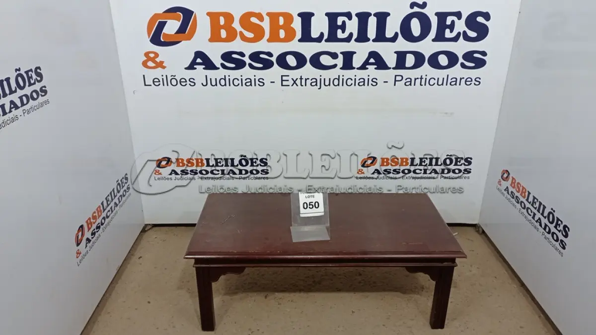 LOTE 050 - 01 MESA DE CENTRO. (NO ESTADO EM QUE SE ENCONTRA. SUJEITO A AVARIAS OCULTAS/VISÍVEIS.) BJ7205D