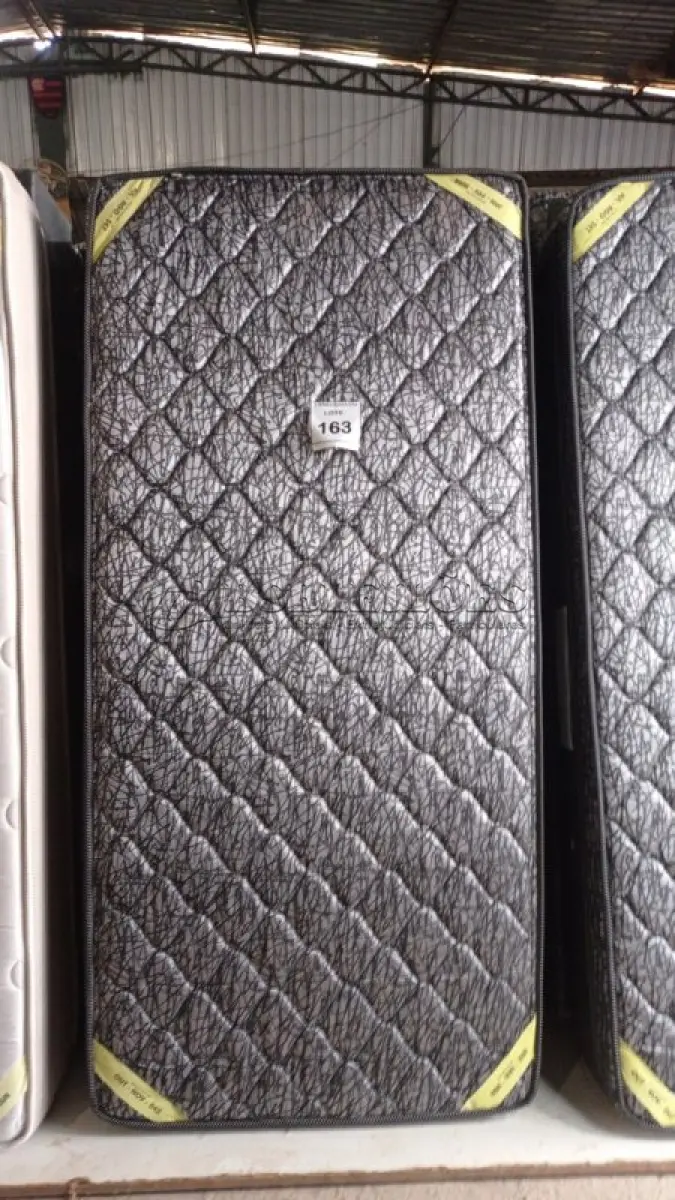 LOTE 163 - 01 COLCHÃO SOLTEIRO COM BASE 1,88CM X 0,88CM. (NO ESTADO EM QUE SE ENCONTRA. SUJEITO A AVARIAS OCULTAS/VISÍVEIS.) BJ7222K
