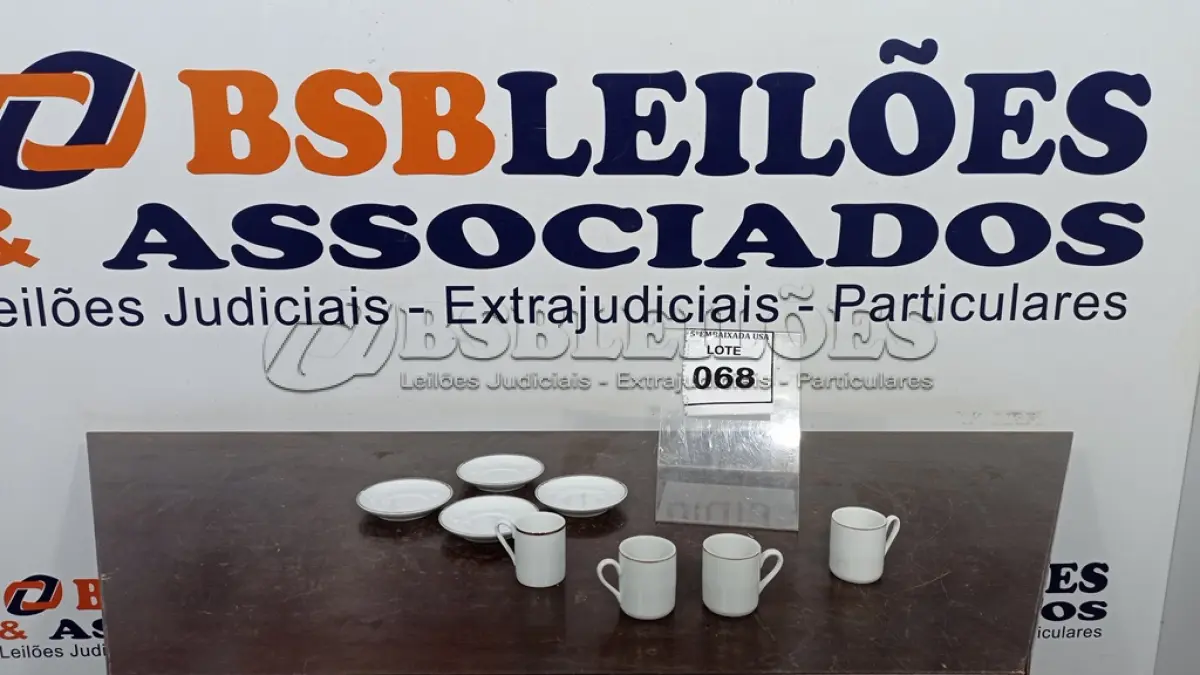 LOTE 068 - 04 XÍCARAS COM 04 PIRES. (NO ESTADO EM QUE SE ENCONTRA. SUJEITO A AVARIAS OCULTAS/VISÍVEIS.)