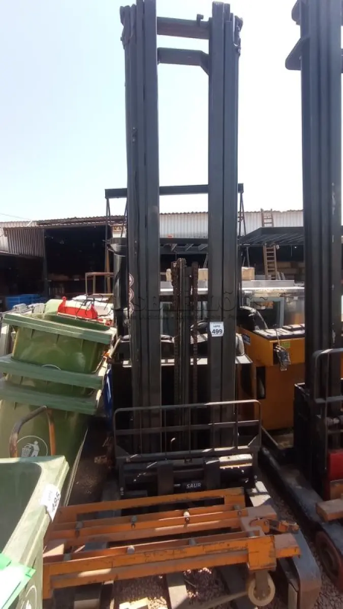 LOTE 493 - 01 EMPILHADEIRA ELÉTRICA. (NO ESTADO) ATENÇÃO! FAZER A VISITAÇÃO ANTES DE ARREMATAR, NÃO SABEMOS SE FUNCIONA. LEILÃO NÃO TEM GARANTIA E NEM DEVOLUÇÃO, SUJEITO A POSSÍVEIS AVARIAS VISÍVEIS/OCULTAS E/OU AUSÊNCIA DE COMPONENTES.