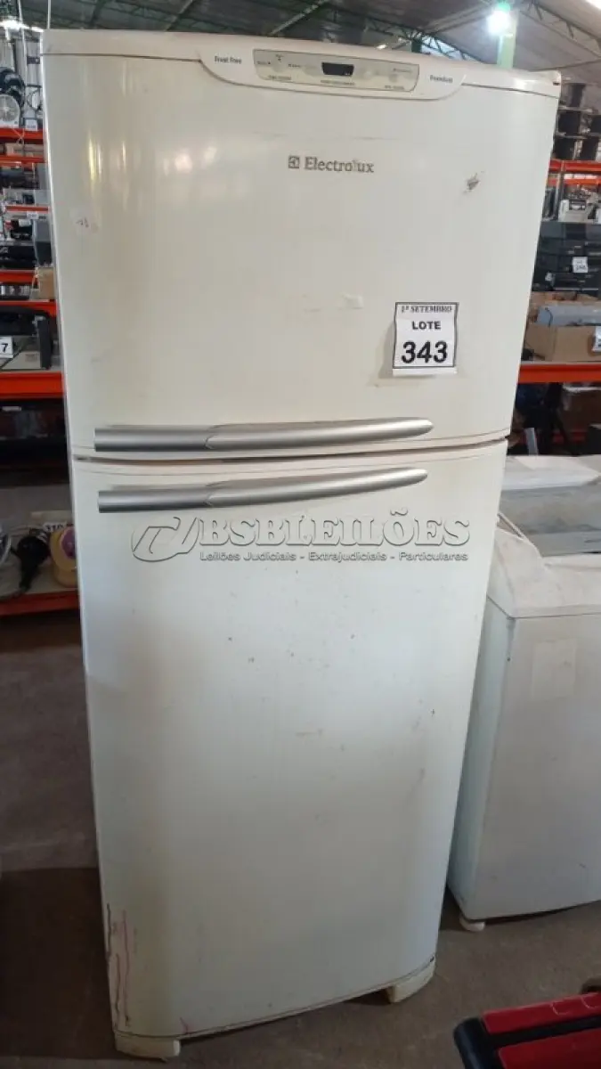 LOTE 343 - 01 GELADEIRA 02 PORTAS MARCA ELECTROLUX. (NO ESTADO) ATENÇÃO! FAZER A VISITAÇÃO ANTES DE ARREMATAR, NÃO SABEMOS SE FUNCIONA, LEILÃO NÃO TEM GARANTIA E NEM DEVOLUÇÃO, SUJEITO A POSSÍVEIS AVARIAS VISÍVEIS/OCULTAS E/OU AUSÊNCIA DE COMPONENTES.
