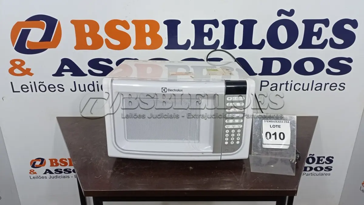 LOTE 010 - 01 MICROONDAS ELECTROLUX 220V. (NO ESTADO EM QUE SE ENCONTRA. SUJEITO A AVARIAS OCULTAS/VISÍVEIS.) BH1531N