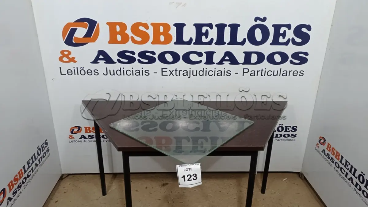 LOTE 123 - 01 VIDRO QUADRADO 0,57CM X 0,57CM COM AVARIAS. (NO ESTADO EM QUE SE ENCONTRA. SUJEITO A AVARIAS OCULTAS/VISÍVEIS.)