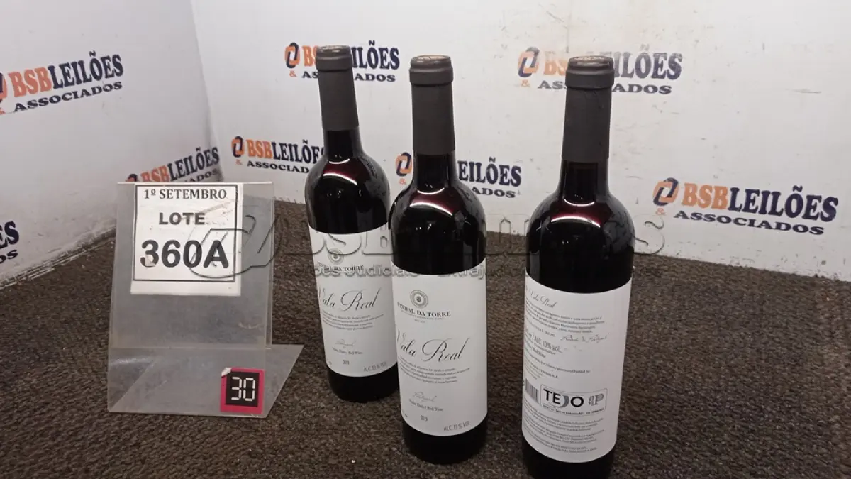 LOTE 360 - 03 GARRAFAS DE VINHO TINTO VALA REAL PORTUGUÊS SAFRA 2019 750ML. (NO ESTADO) ATENÇÃO! FAZER A VISITAÇÃO ANTES DE ARREMATAR, NÃO SABEMOS SE FUNCIONA, LEILÃO NÃO TEM GARANTIA E NEM DEVOLUÇÃO, SUJEITO A POSSÍVEIS AVARIAS VISÍVEIS/OCULTAS E/OU AUSÊNCIA DE COMPONENTES.
