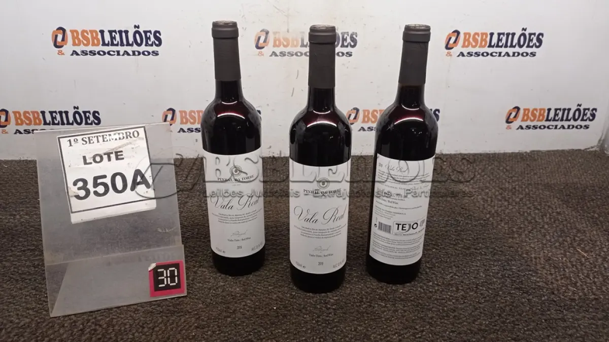 LOTE 350 - 03 GARRAFAS DE VINHO TINTO VALA REAL PORTUGUÊS SAFRA 2019 750ML. (NO ESTADO) ATENÇÃO! FAZER A VISITAÇÃO ANTES DE ARREMATAR, NÃO SABEMOS SE FUNCIONA, LEILÃO NÃO TEM GARANTIA E NEM DEVOLUÇÃO, SUJEITO A POSSÍVEIS AVARIAS VISÍVEIS/OCULTAS E/OU AUSÊNCIA DE COMPONENTES.