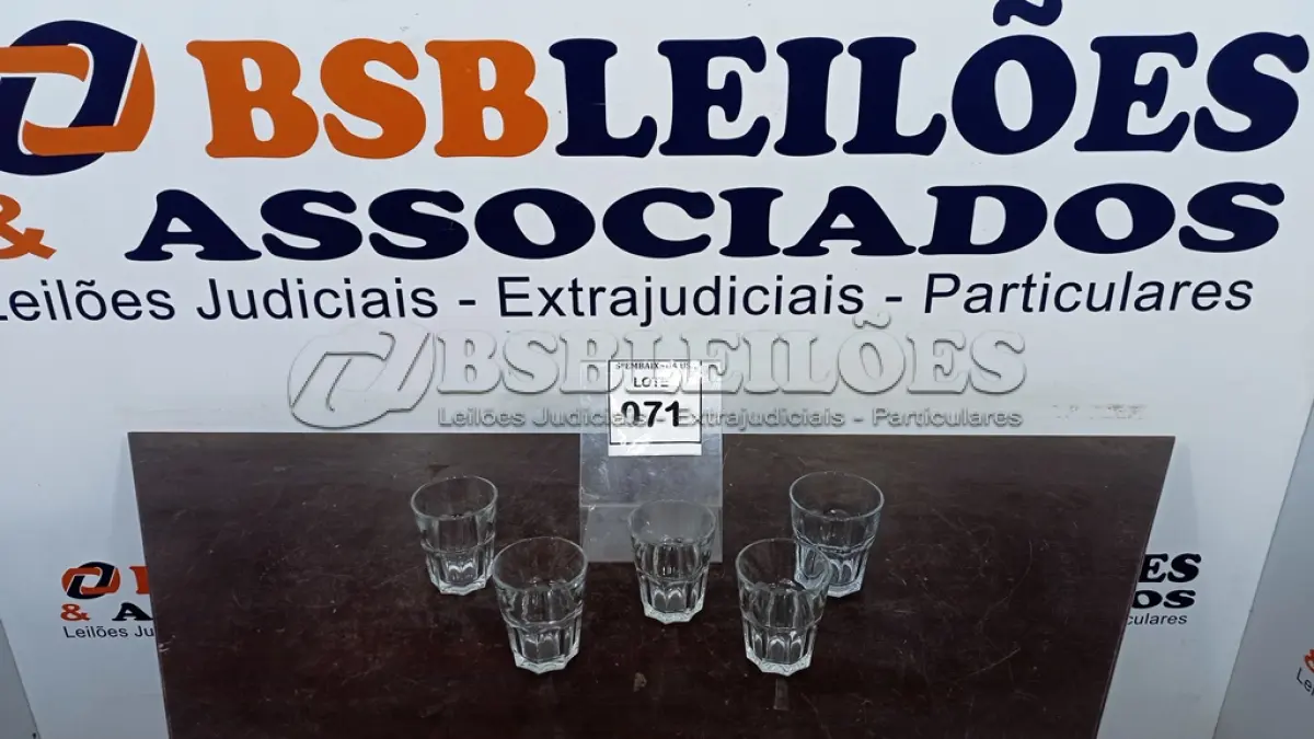 LOTE 071 - 05 COPOS EM VIDRO. (NO ESTADO EM QUE SE ENCONTRA. SUJEITO A AVARIAS OCULTAS/VISÍVEIS.)