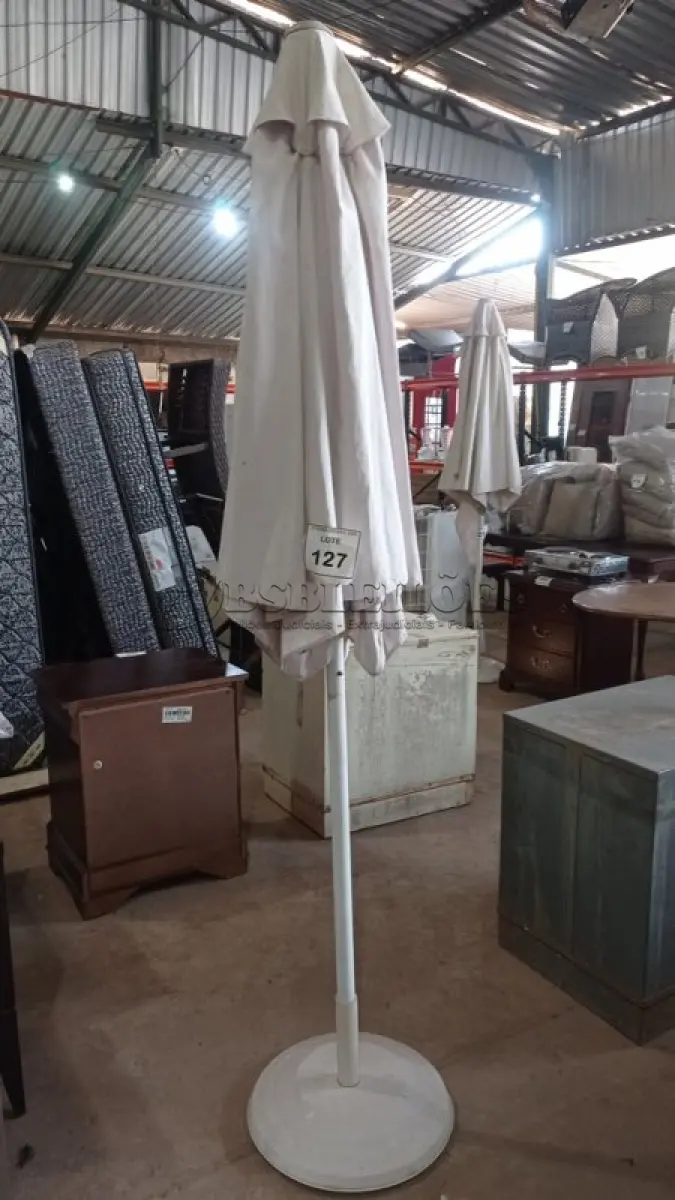 LOTE 127 - 01 GUARDA SOL. (NO ESTADO EM QUE SE ENCONTRA. SUJEITO A AVARIAS OCULTAS/VISÍVEIS.) BH1648H