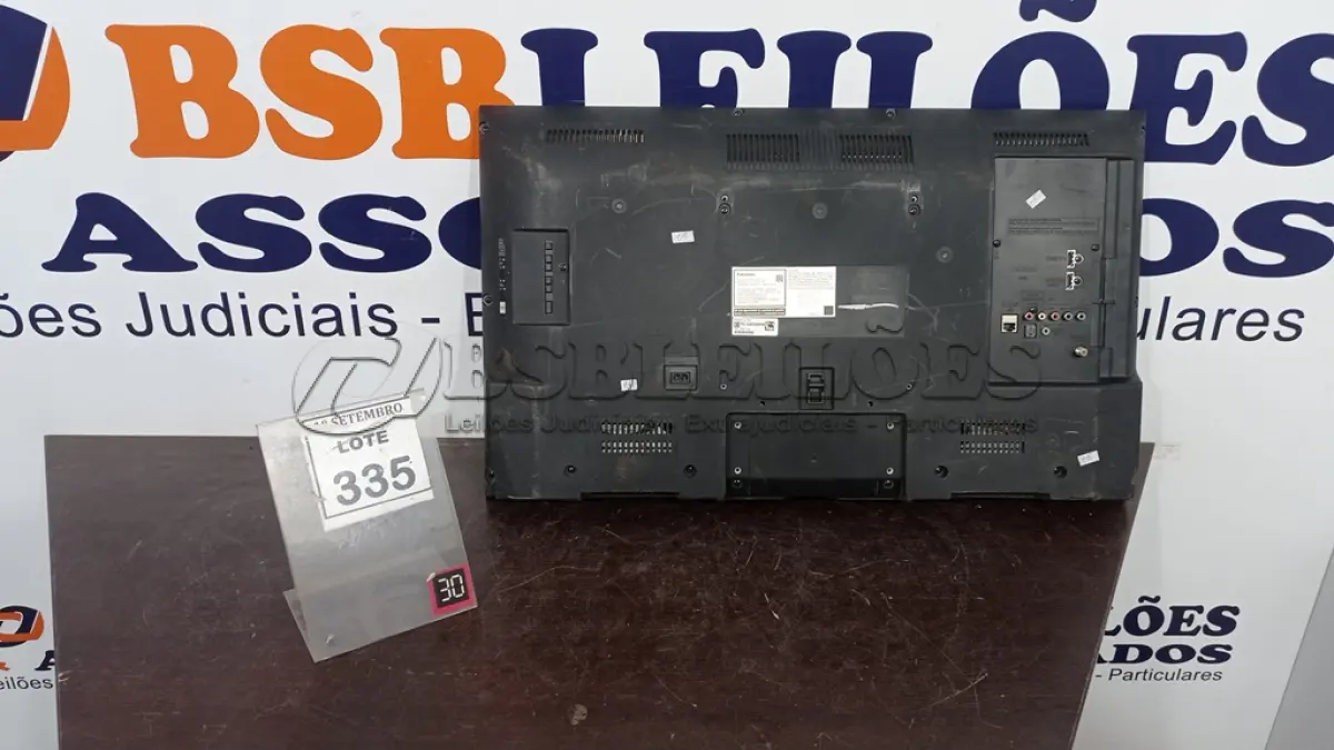 LOTE 335 - 01 TV LCD 32’’ MARCA PANASONIC. (NO ESTADO) ATENÇÃO! FAZER A VISITAÇÃO ANTES DE ARREMATAR, NÃO SABEMOS SE FUNCIONA, LEILÃO NÃO TEM GARANTIA E NEM DEVOLUÇÃO, SUJEITO A POSSÍVEIS AVARIAS VISÍVEIS/OCULTAS E/OU AUSÊNCIA DE COMPONENTES.