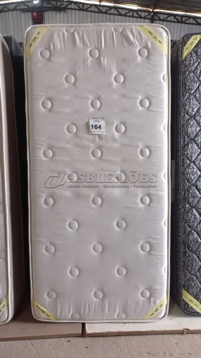 LOTE 164 - 01 COLCHÃO SOLTEIRO COM BASE 1,88CM X 0,88CM. (NO ESTADO EM QUE SE ENCONTRA. SUJEITO A AVARIAS OCULTAS/VISÍVEIS.) BJ7495P