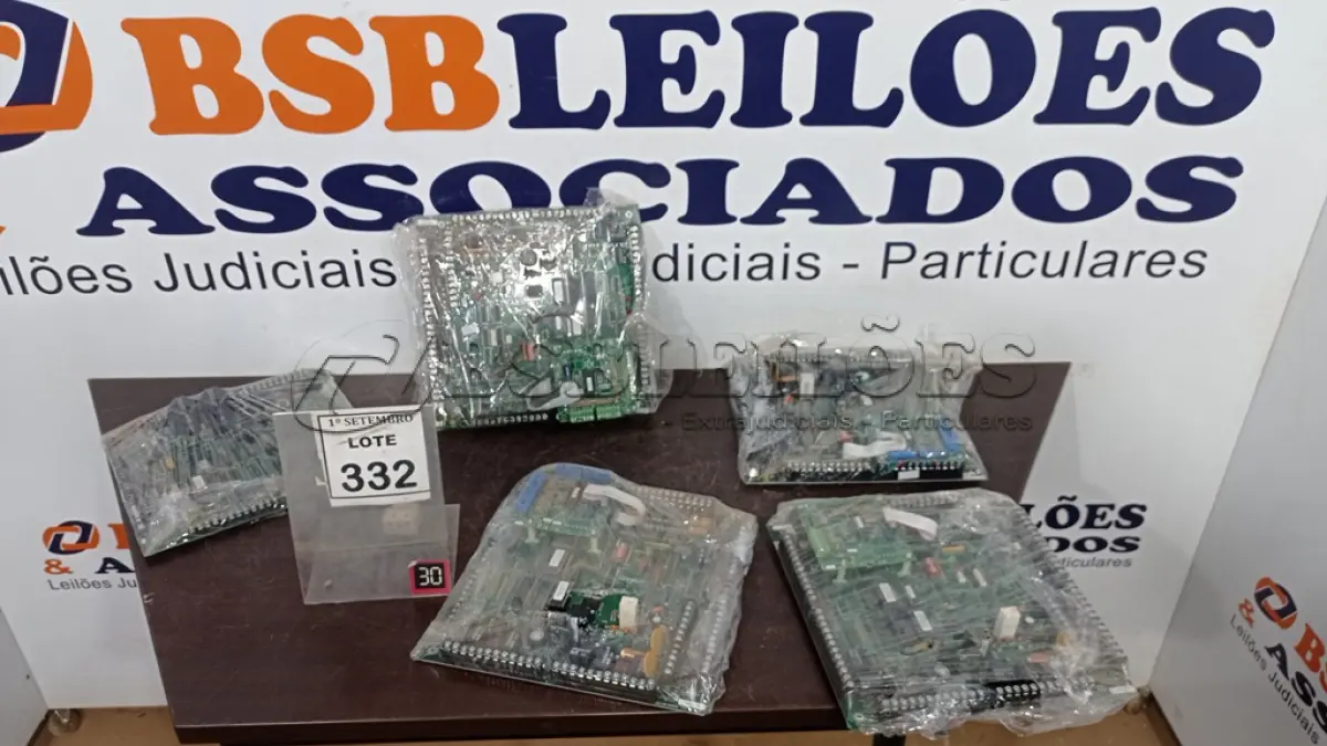 LOTE 332 - 05 PLACAS MÃE. (NO ESTADO) ATENÇÃO! FAZER A VISITAÇÃO ANTES DE ARREMATAR, NÃO SABEMOS SE FUNCIONA, LEILÃO NÃO TEM GARANTIA E NEM DEVOLUÇÃO, SUJEITO A POSSÍVEIS AVARIAS VISÍVEIS/OCULTAS E/OU AUSÊNCIA DE COMPONENTES.