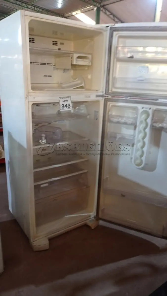 LOTE 343 - 01 GELADEIRA 02 PORTAS MARCA ELECTROLUX. (NO ESTADO) ATENÇÃO! FAZER A VISITAÇÃO ANTES DE ARREMATAR, NÃO SABEMOS SE FUNCIONA, LEILÃO NÃO TEM GARANTIA E NEM DEVOLUÇÃO, SUJEITO A POSSÍVEIS AVARIAS VISÍVEIS/OCULTAS E/OU AUSÊNCIA DE COMPONENTES.