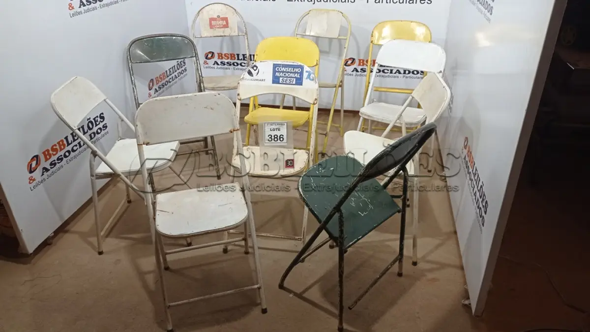 LOTE 386 - 11 CADEIRAS DE FERRO DOBRÁVEL. (NO ESTADO) ATENÇÃO! FAZER A VISITAÇÃO ANTES DE ARREMATAR, NÃO SABEMOS SE FUNCIONA, LEILÃO NÃO TEM GARANTIA E NEM DEVOLUÇÃO, SUJEITO A POSSÍVEIS AVARIAS VISÍVEIS/OCULTAS E/OU AUSÊNCIA DE COMPONENTES.