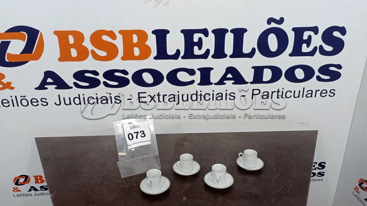 LOTE 073 - 04 XÍCARAS COM 04 PIRES. (NO ESTADO EM QUE SE ENCONTRA. SUJEITO A AVARIAS OCULTAS/VISÍVEIS.)