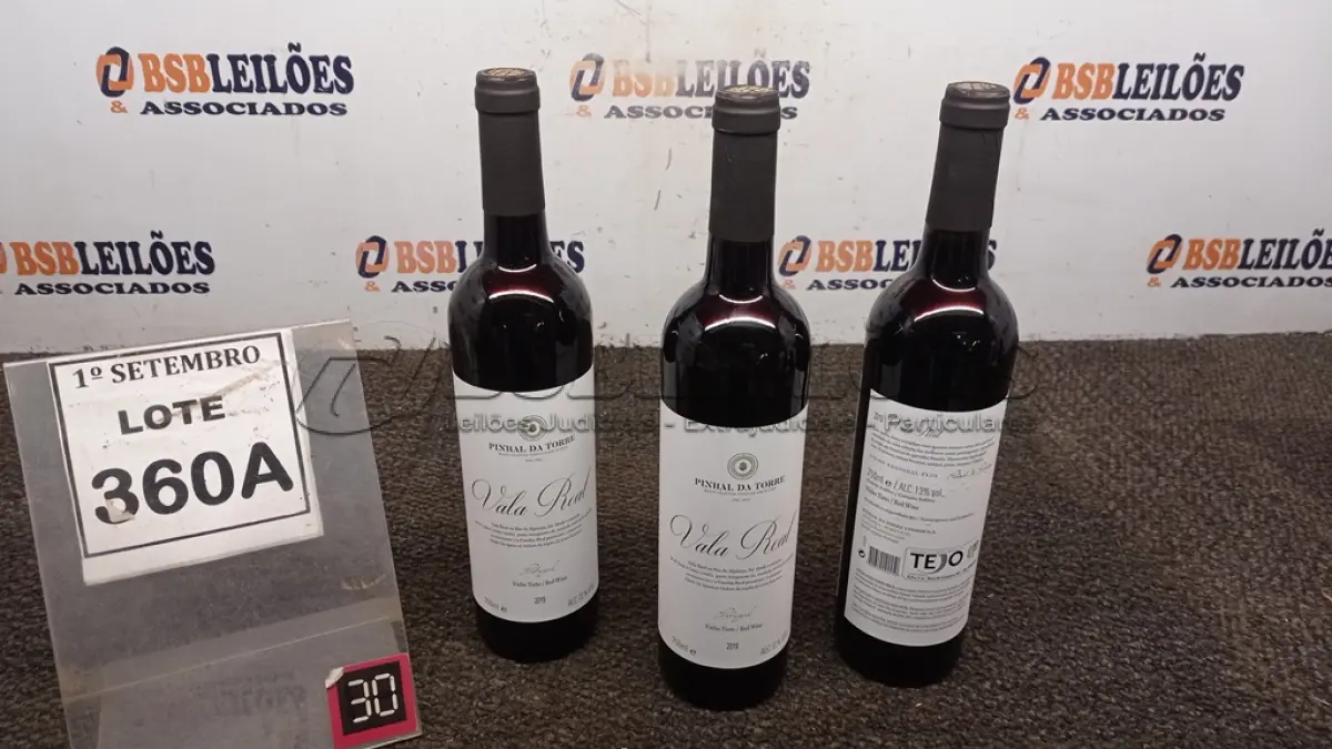 LOTE 360 - 03 GARRAFAS DE VINHO TINTO VALA REAL PORTUGUÊS SAFRA 2019 750ML. (NO ESTADO) ATENÇÃO! FAZER A VISITAÇÃO ANTES DE ARREMATAR, NÃO SABEMOS SE FUNCIONA, LEILÃO NÃO TEM GARANTIA E NEM DEVOLUÇÃO, SUJEITO A POSSÍVEIS AVARIAS VISÍVEIS/OCULTAS E/OU AUSÊNCIA DE COMPONENTES.