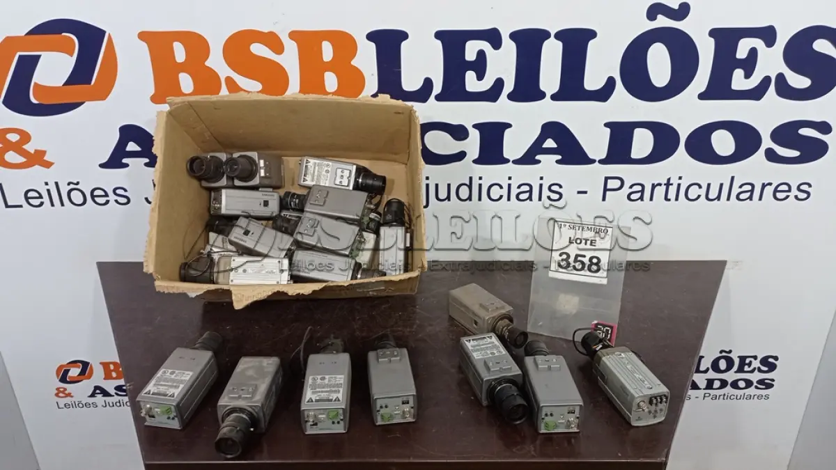 LOTE 358 - 01 LOTE COM GRANDE QUANTIDADE DE CÂMERAS DE MONITORAMENTO DE MARCAS E MODELOS VARIADOS (NO ESTADO) ATENÇÃO! FAZER A VISITAÇÃO ANTES DE ARREMATAR, NÃO SABEMOS SE FUNCIONA, LEILÃO NÃO TEM GARANTIA E NEM DEVOLUÇÃO, SUJEITO A POSSÍVEIS AVARIAS VISÍVEIS/OCULTAS E/OU AUSÊNCIA DE COMPONENTES.