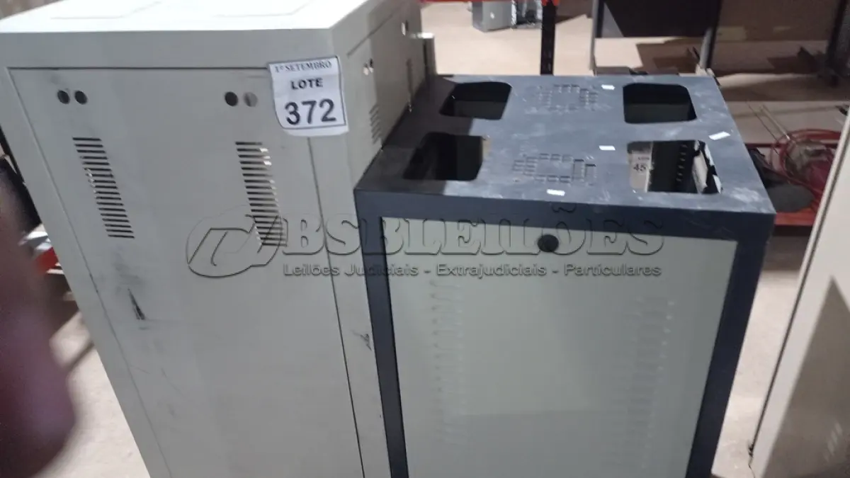 LOTE 372 - 02 RACKS DE FERRO COM PORTA DE ACRÍLICO. (NO ESTADO) ATENÇÃO! FAZER A VISITAÇÃO ANTES DE ARREMATAR, NÃO SABEMOS SE FUNCIONA, LEILÃO NÃO TEM GARANTIA E NEM DEVOLUÇÃO, SUJEITO A POSSÍVEIS AVARIAS VISÍVEIS/OCULTAS E/OU AUSÊNCIA DE COMPONENTES.