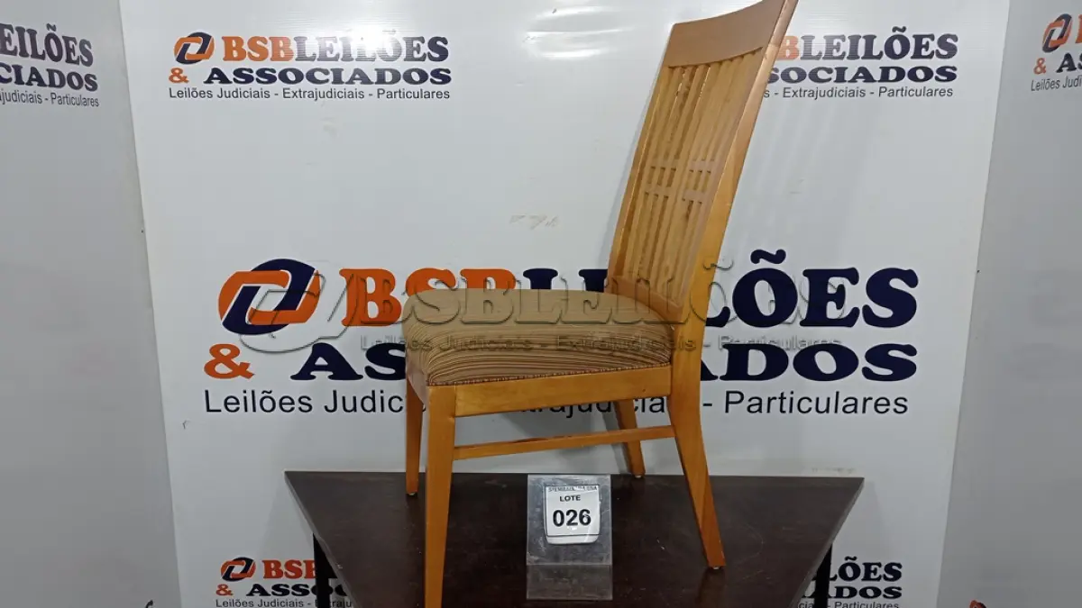 LOTE 026 - 01 CADEIRA DE COZINHA. (NO ESTADO EM QUE SE ENCONTRA. SUJEITO A AVARIAS OCULTAS/VISÍVEIS.) BF8696U
