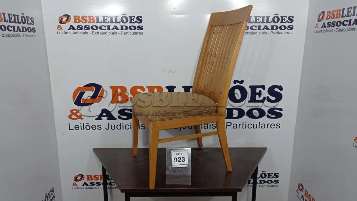 LOTE 023 - 01 CADEIRA DE COZINHA. (NO ESTADO EM QUE SE ENCONTRA. SUJEITO A AVARIAS OCULTAS/VISÍVEIS.) BF8696V