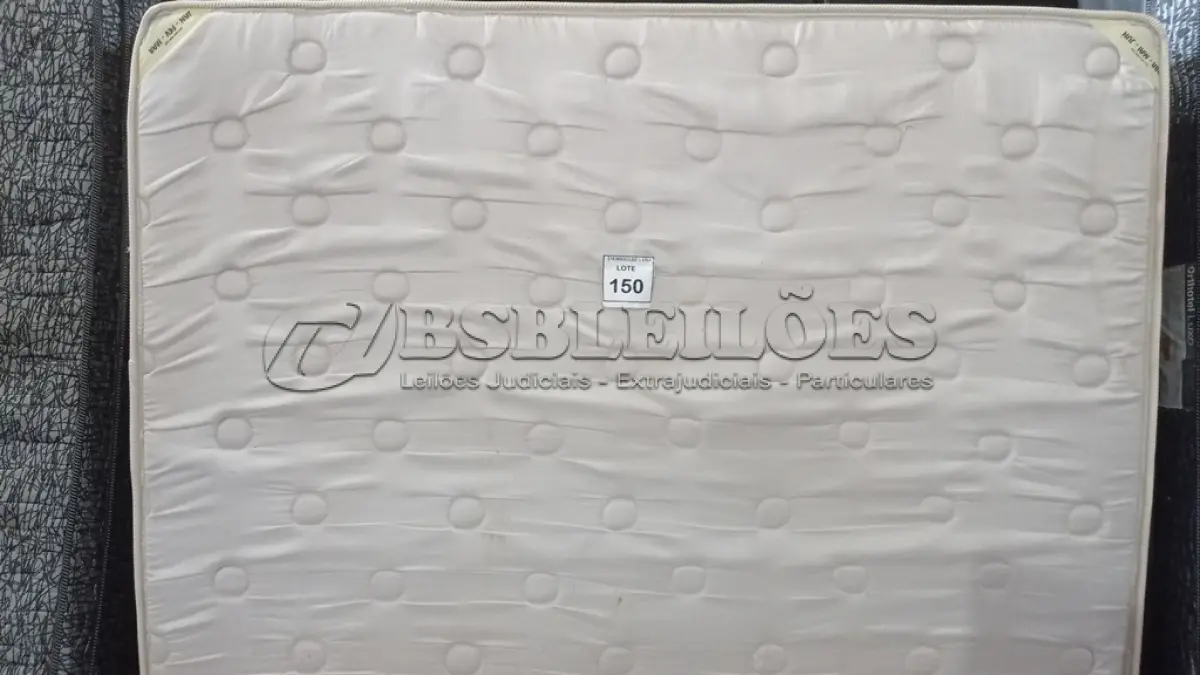 LOTE 150 - 01 COLCHÃO DE CASAL COM BASES 1,98CM X 1,58CM. (NO ESTADO EM QUE SE ENCONTRA. SUJEITO A AVARIAS OCULTAS/VISÍVEIS.) BJ6976U