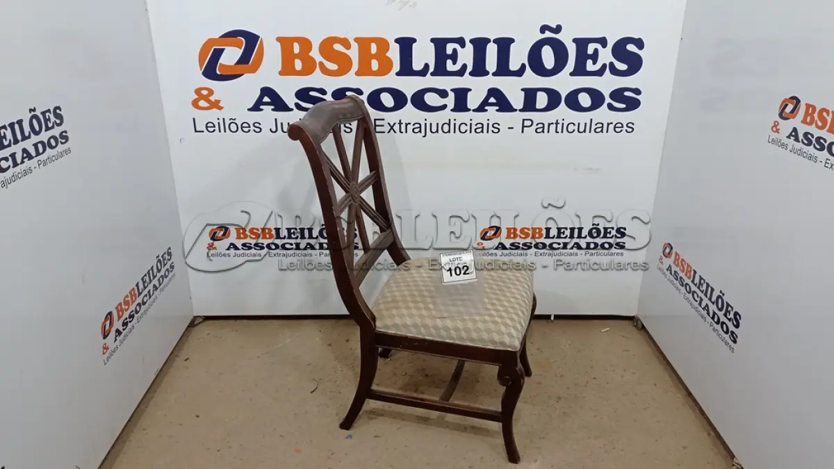 LOTE 102 - 01 CADEIRA DE JANTAR. (NO ESTADO EM QUE SE ENCONTRA. SUJEITO A AVARIAS OCULTAS/VISÍVEIS.) BA1980D