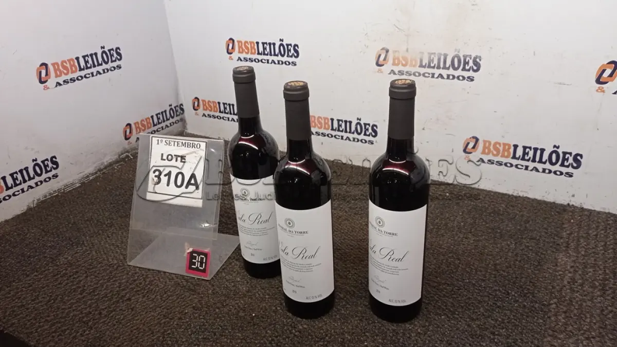 LOTE 310 - 03 GARRAFAS DE VINHO TINTO VALA REAL PORTUGUÊS SAFRA 2019 750ML. (NO ESTADO) ATENÇÃO! FAZER A VISITAÇÃO ANTES DE ARREMATAR, NÃO SABEMOS SE FUNCIONA, LEILÃO NÃO TEM GARANTIA E NEM DEVOLUÇÃO, SUJEITO A POSSÍVEIS AVARIAS VISÍVEIS/OCULTAS E/OU AUSÊNCIA DE COMPONENTES.