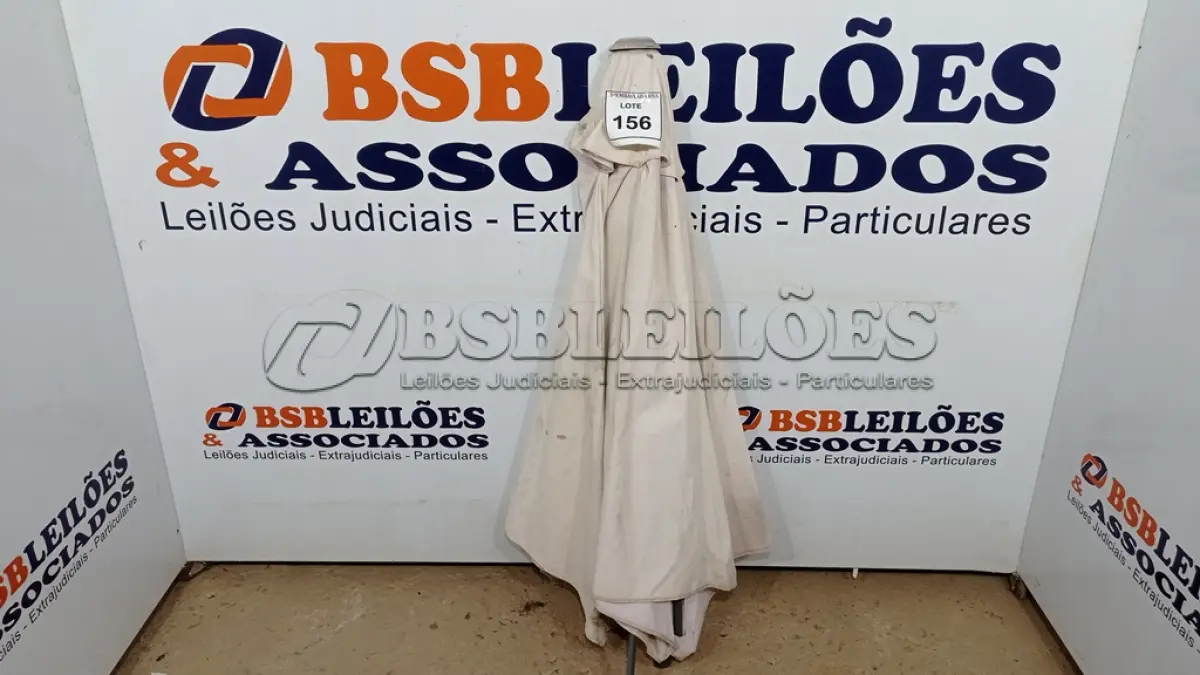 LOTE 156 - 01 UMBRELLA. (NO ESTADO EM QUE SE ENCONTRA. SUJEITO A AVARIAS OCULTAS/VISÍVEIS.) BH1583G