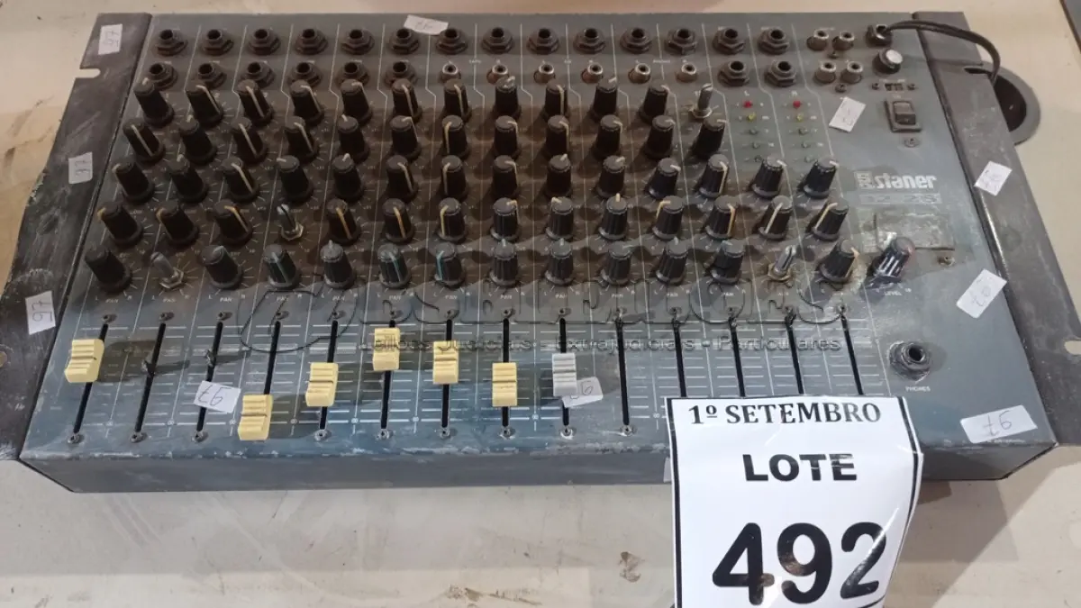 LOTE 492 - 01 MESA DE SOM. ANALÓGICA MARCA STANER MODELO 12-2S (NO ESTADO) ATENÇÃO! FAZER A VISITAÇÃO ANTES DE ARREMATAR, NÃO SABEMOS SE FUNCIONA, LEILÃO NÃO TEM GARANTIA E NEM DEVOLUÇÃO, SUJEITO A POSSÍVEIS AVARIAS VISÍVEIS/OCULTAS E/OU AUSÊNCIA DE COMPONENTES.
