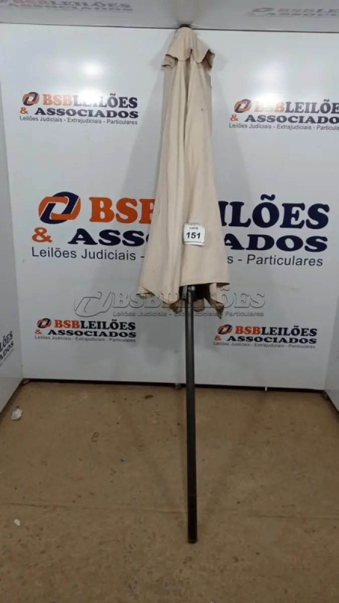 LOTE 151 - 01 GUARDA SOL. (NO ESTADO EM QUE SE ENCONTRA. SUJEITO A AVARIAS OCULTAS/VISÍVEIS.) BJ7455S