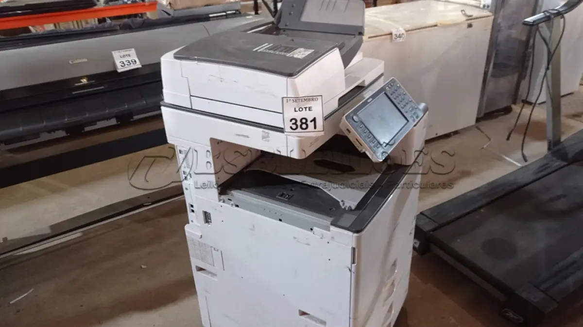 LOTE 381 - 01 COPIADORA MULTIFUNCIONAL MARCA RICOH MODELO MP C5503. (NO ESTADO) ATENÇÃO! FAZER A VISITAÇÃO ANTES DE ARREMATAR, NÃO SABEMOS SE FUNCIONA, LEILÃO NÃO TEM GARANTIA E NEM DEVOLUÇÃO, SUJEITO A POSSÍVEIS AVARIAS VISÍVEIS/OCULTAS E/OU AUSÊNCIA DE COMPONENTES.