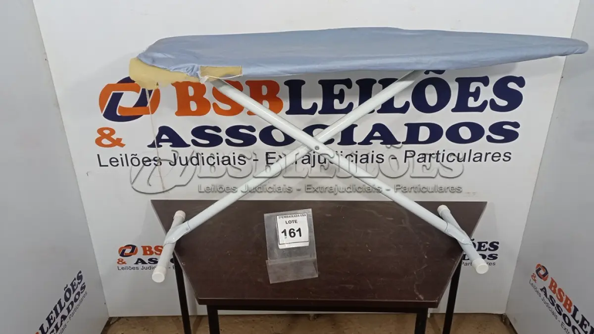 LOTE 161 - 01 TÁBUA DE PASSAR ROUPAS. (NO ESTADO EM QUE SE ENCONTRA. SUJEITO A AVARIAS OCULTAS/VISÍVEIS.)